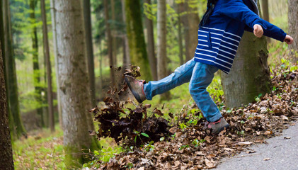 Kinderspaß beim Laubtreten