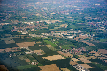 veduta dall'aereo del paesaggio con isole pianure e monti © garpinina