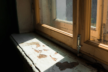 Obraz premium Old window with a small cup looking outside.