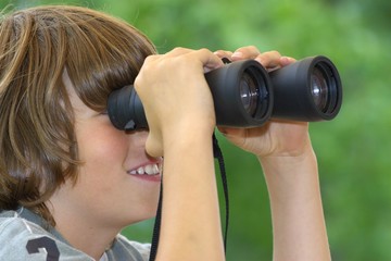 Junge mit Fernglas