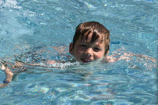 Schwimmender Junge