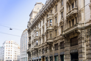 Fototapeta premium Tradycyjny zabytkowy budynek miasta w Mediolanie we Włoszech