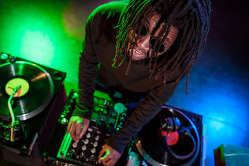 Obraz na płótnie Canvas african american DJ in nightclub