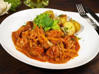 Szegediner Gulasch mit Kartoffeln