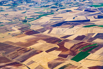 veduta dall'aereo del paesaggio con isole pianure e monti © garpinina