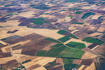 veduta dall'aereo del paesaggio con isole pianure e monti © garpinina