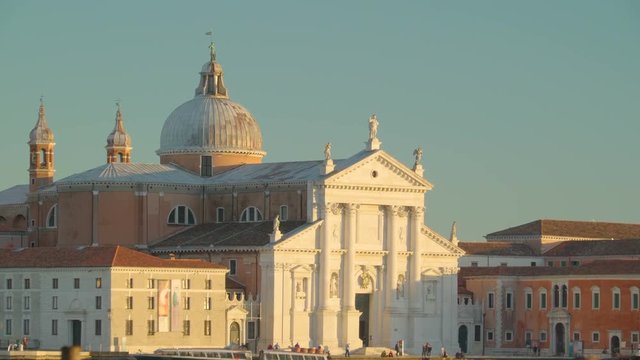 14651_One_of_the_palace_on_the_port_of_Venice.mov