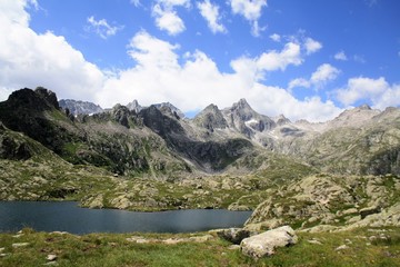 panorama montagna natura lago rocce cielo prato