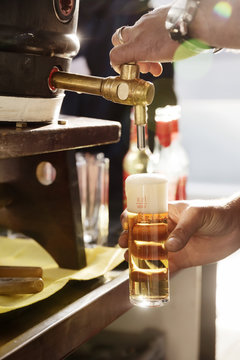 ein Glas K&ouml;lsch wird gezapft
