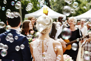 Gäste gratulieren Hochzeitspaar, Seifenblasen - obrazy, fototapety, plakaty