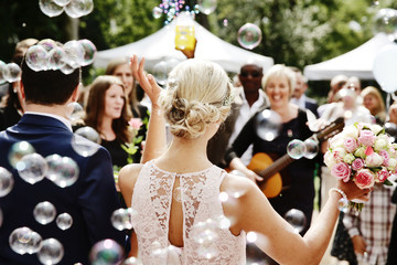 Gäste gratulieren Hochzeitspaar, Seifenblasen - obrazy, fototapety, plakaty