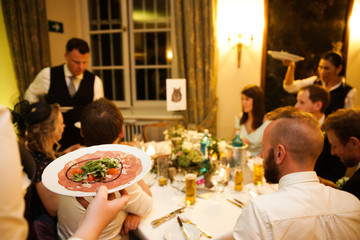 auf einer Hochzeit wird das Essen serviert