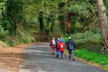 Obraz premium Randonneurs sur le circuit pédestre le long du Jaudy en Bretagne à Trédarzec