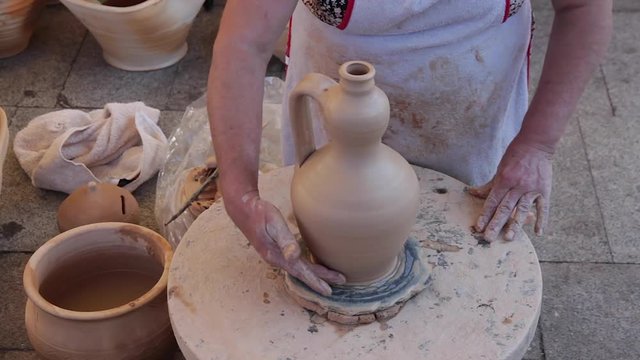 Presentando una pieza de ceramica recien acabada
