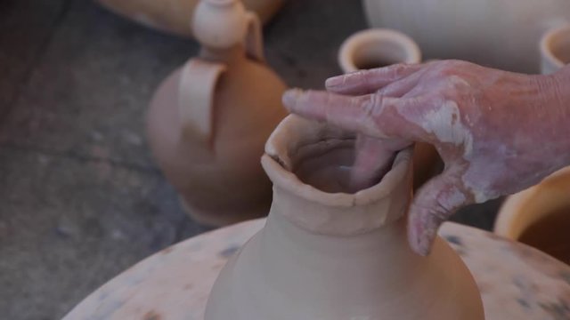 Creando la boca de una tinaja de barro con la tecnica de churro. Alfarer&iacute;a tradicional