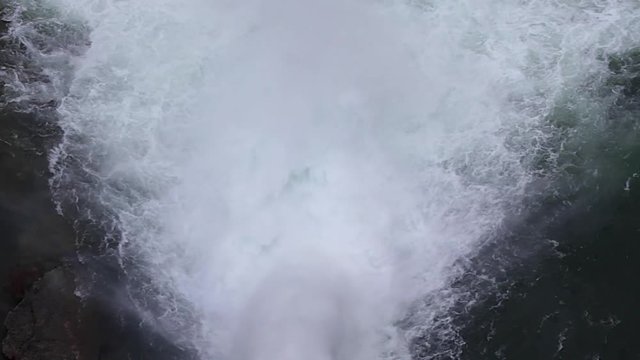 Vista cenital de enorme chorro de agua saliendo  en el punto de evacuacion de una presa o dique de embalse 

