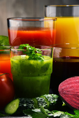 Fototapety  Szklanki ze świeżymi ekologicznymi sokami warzywnymi i owocowymi