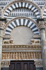 Portail en marbre polychrome de l'église San Bartolomeo à Pistoia en Toscane, Italie