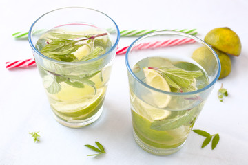 Limonade mit Minze und Limette