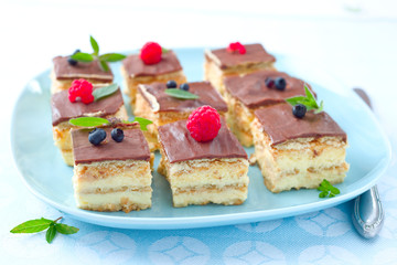 Keks- Kuchen mit Schokolade und Beeren