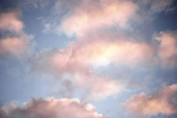 Rosa Wolken  / Rosa und orangene Wolken während eines Sonnenuntergangs im Herbst bei kaltem klarem...