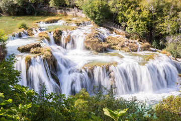 Fototapeta premium beeindruckende Wasserfälle im Krka Nationalpark und im NP Plitvicer Seen