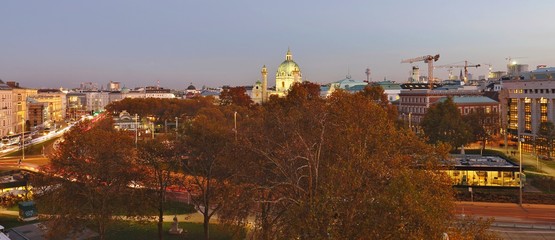 Wien Karlsplatz am Abend von oben, Panorama