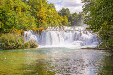 Fototapeta premium beeindruckende Wasserfälle im Krka Nationalpark und im NP Plitvicer Seen