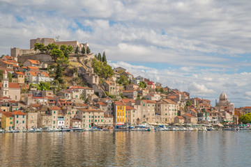 Fototapeta na wymiar Panorama der Küstenstadt Sibenik in Dalmatien, Kroatien