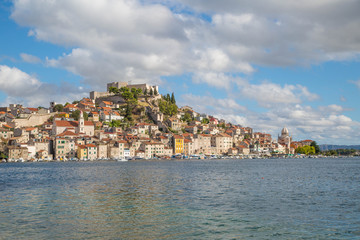 Fototapeta na wymiar idyllisches Panorama von Sibenik, Dalmatien, Kroatien mit prächtigem Schwan