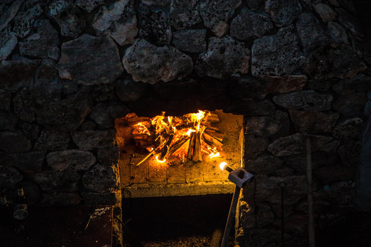 offenes Feuer in riesigem Steingriller