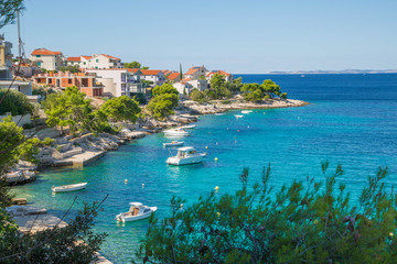 Hafen, Strand und Blick auf Bilo - Primosten, Dalmatien, Kroatien - obrazy, fototapety, plakaty