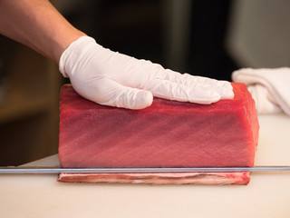 鮪肉のカット