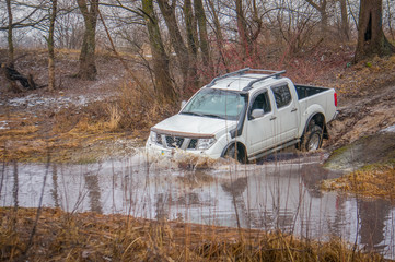 Obraz na płótnie Canvas SUV overcomes water obstacle