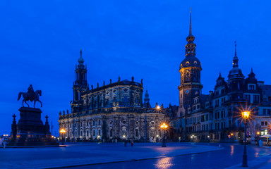 Obraz premium Dresden-Theaterplatz bei Nacht; Deutschland