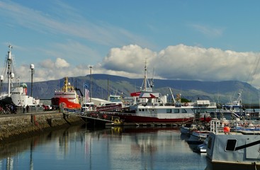 Naklejka premium Schiffe im Hafen von Reykjavik in Island