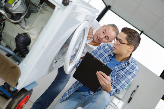 handyman looking for technical problem with washing machine
