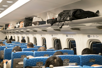 Naklejka premium Shinkansen, zatłoczone samochody