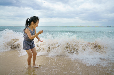 Fototapeta na wymiar Little girl with the sea wave