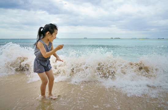 Little girl with the sea wave