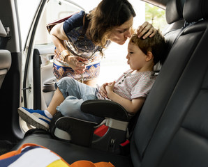 Boy into the Car Using Carseat Protect Security © Rawpixel.com