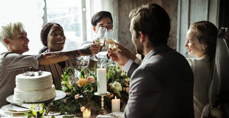 Papier Peint photo Lavable Alcool People having a toast at a wedding table
