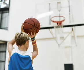  Young basketball player shoot © Rawpixel.com