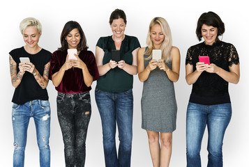 Obraz premium Happiness group of girlfriends smiling and conneted by mobile phone