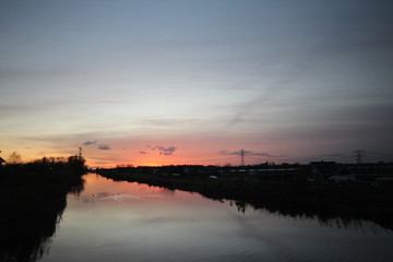 Obraz premium Sunset over the ring canal in Nieuwerkerk aan den IJssel with nice colors and reflection in water