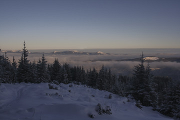 Fototapeta na wymiar beautiful winter Carpathians. extreme in the winter mountains. beautiful winter in the mountains