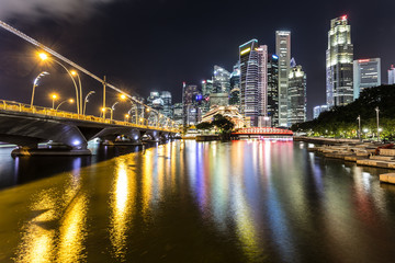 Obraz premium Rzeka Singapur nocą z dzielnicą finansową w Singapurze
