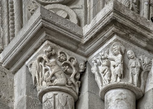 Chapiteaux de la cath&eacute;drale Saint-Lazare &agrave; Autun, Sa&ocirc;ne-et-Loire, France
