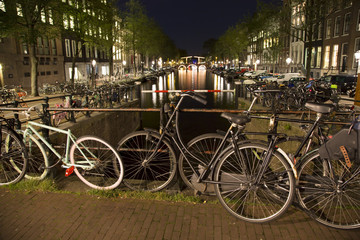 Fototapeta na wymiar Bicycles in Amsterdam at night