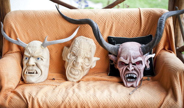 Perchtenl&auml;ufe und Krampusrummel